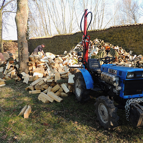 Fente de bois de chauffage à Chièvre